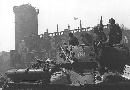 Sovětští vojáci na Staroměstském náměstí v Praze v květnu 1945 po dokončení Pražské operace