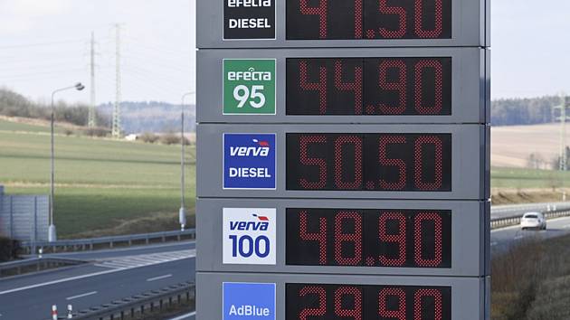 Na snímku ze 7. března 2022 je ceník u čerpací stanice pohonných hmot na dálnici D6 u Velké Dobré na Kladensku.
