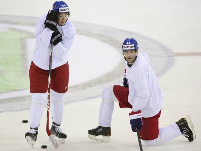 Jaromír Jágr (vpravo) a Tomáš Hertl na tréninku české reprezentace.