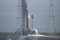 Raketa Space Launch System s modulem Orion na rampě v Kennedyho vesmírném středisku na Floridě, 3. září 2022.