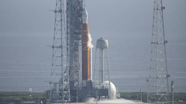 Raketa Space Launch System s modulem Orion na rampě v Kennedyho vesmírném středisku na Floridě, 3. září 2022.