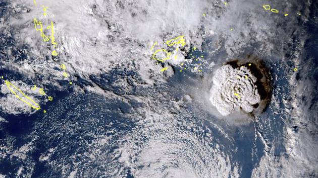 Výbuch podmořské sopky Hunga Tonga - Hunga Ha’apai, která leží asi 65 kilometrů od metropole tichomořského souostroví Tonga, na satelitním snímku.