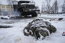 Tělo mrtvého ruského vojáka leží u zničeného automobilu v ukrajinském Charkově, 25. února 2022.
