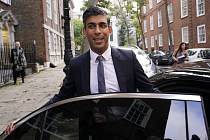 Kandidát na lídra britských konzervativců Rishi Sunak při odjezdu ze své kanceláře v Londýně