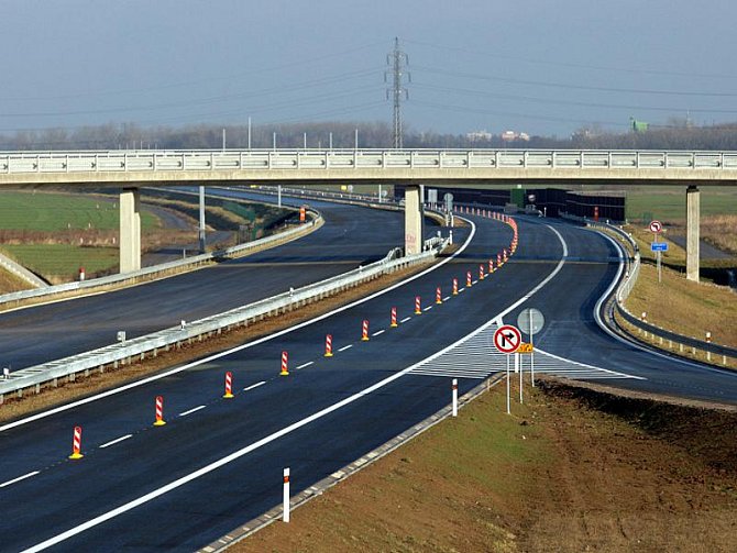 Rychlost 150 kilometrů za hodinu bude například platit na dálnice D11 v úsek mezi Hradcem Králové a Jaroměří. Kde dále mohou řidiči přidat? Podívejte se na mapu v článku.