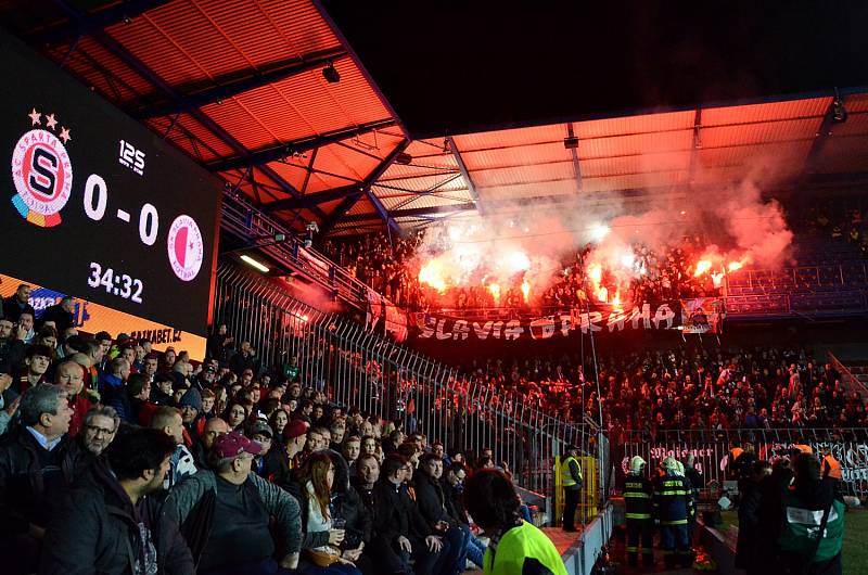 Fanoušci během fotbalového šlágru mezi Spartou a Slavií.