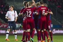 Čeští fotbalisté se radují z gólu proti Norsku.