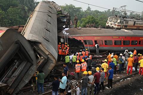 U železniční stanice ve vesnici Bahanaga na východě Indie vykolejil osobní expres a narazil do jiného vlaku. Při havárii zemřelo nejméně 288 lidí a dalších 900 utrpělo zranění. Jde o nejhorší železniční nehodu v Indii v tomto století.
