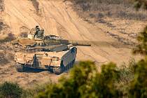 Izraelský voják sedí na tanku během příprav na pozemní manévry v Pásmu Gazy, 28. října 2023.