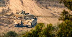 Izraelský voják sedí na tanku během příprav na pozemní manévry v Pásmu Gazy, 28. října 2023.