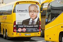 Majitel společnosti Student Agency Radim Jančura nechal autobusy polepit velkou fotografií ministra, zveřejnil také jeho telefonní číslo a číslo premiéra Bohuslava Sobotky (ČSSD).