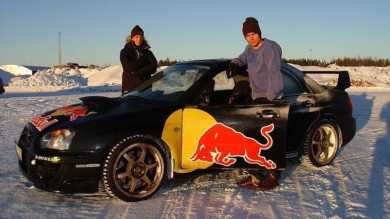 Subaru WRX STI. „Plánoval jsem ho nechat v původním stavu. To se však nestalo a celé auto jsem upravil. První den jsem měl opět problémy s motorem, ale nakonec jsme si spolu užili plno zábavy a jízdy bokem na horách!“