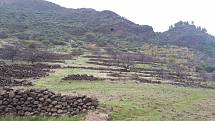 Gran Canaria. Terasovité kamenné zídky, pozůstatek tradičního zemědělství.