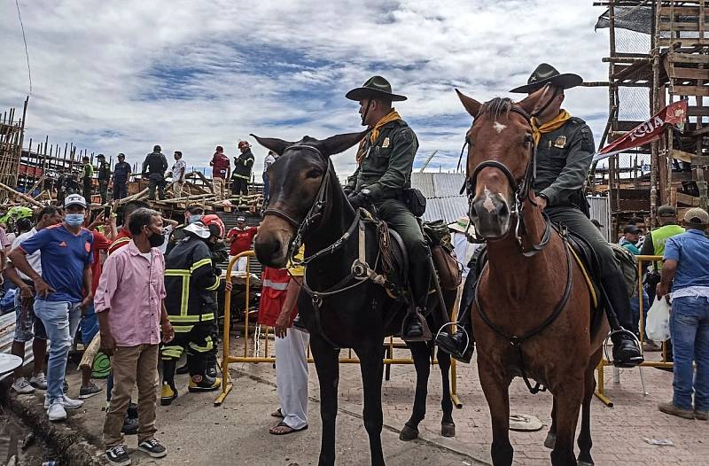 Záchranáři a policisté na místě neštěstí v kolumbijském El Espinal. Při býčích zápasech se tu zřítila tribuna plná lidí.