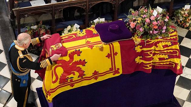 Britský král Karel III. u rakve s pozůstatky jeho matky, zesnulé královny Alžběty II.