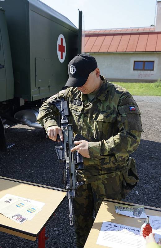 Příprava občanů k obraně státu. Vojáci ukázali školákům v Lednici na Břeclavsku boj zblízka, využití ochranné masky a chemického obleku nebo první pomoc. Součástí vzdělávacího programu POKOS byla i prohlídka vojenské techniky a seznámení s činností armády