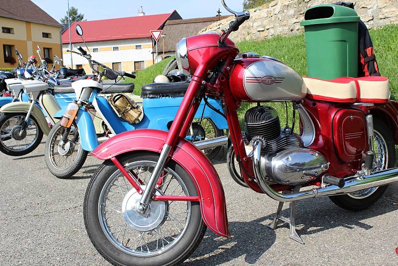 Mezi sběrateli jsou motocykly českých značek Jawa nebo ČZ velmi oblíbené. Snímek je z loňského srazu v Rymicích na Kroměřížsku.
