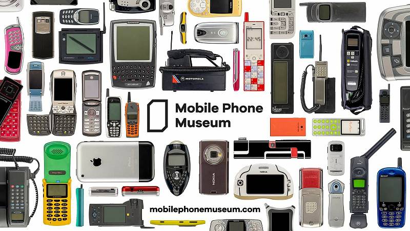 Unikátní Muzeum mobilních telefonů ve Velké Británii otevřelo. Více než 2100 modelů téměř čtyřicetileté historie mobilů lidé zatím najdou jen na internetu.