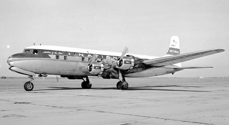 Letoun typu DC-6B amerických aerolinek National Airlines. Stejný typ stroje se stal ve vzduchu cílem bombového atentátu