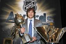 Ruská hvězda Alexander Ovečkin přebrala na galavečeru NHL hned tři velmi ceněné trofeje.