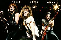Zleva Richie Sambora, Jon Bon Jovi a Alec John Such během koncertu v roce 1986.