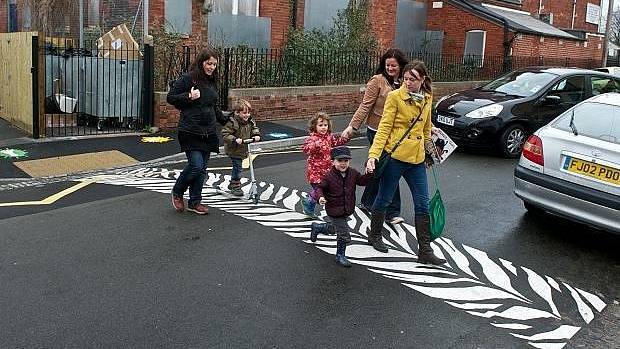 Když jde o přechody, tenhle ve Velké Británii je namalován hned vedle mateřské školky, takže prostě musel vypadat jako opravdová „zebra“. Otázkou zůstává, jestli je to zrovna bezpečné řešení.