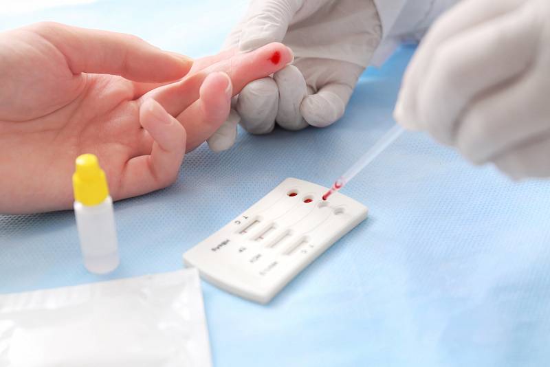 Infekce virem hepatitidy C se přenáší krví, rizikovým sexuálním kontaktem a při porodu z matky na dítě