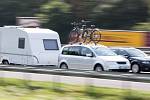 K obytnému přívěsu ovšem potřebujete odpovídající tažné vozidlo. S karavanem lze cestovat rychlostí až 120 km/h, ale doporučená rychlost je nižší, kolem 100 km/h. I s ohledem na spotřebu.