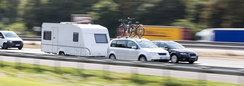 K obytnému přívěsu ovšem potřebujete odpovídající tažné vozidlo. S karavanem lze cestovat rychlostí až 120 km/h, ale doporučená rychlost je nižší, kolem 100 km/h. I s ohledem na spotřebu.