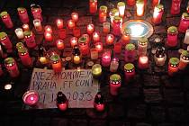 Lidé zapalují svíčky za oběti střelby na Filosofické fakultě Univerzity Karlovy