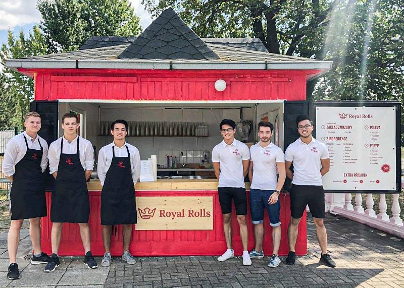 Firma Royal Rolls si zakládá na kvalitě surovin a preciznosti. Ke zmrzlině si zákazník může vybrat i další přísady, jako je ovoce, Oreo sušenky, nebo Kinder Bueno.