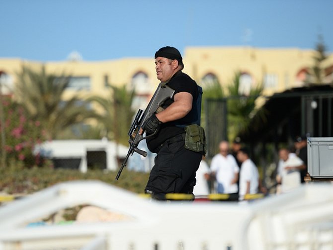 Teroristickými útoky v Tunisku, Kuvajtu a Francii podle experta Michaela Lüderse vyhlásila radikální organizace Islámský stát (IS) válku západní civilizaci.
