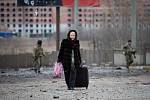Ukrajinská žena prchá před válkou. Ilustrační snímek
