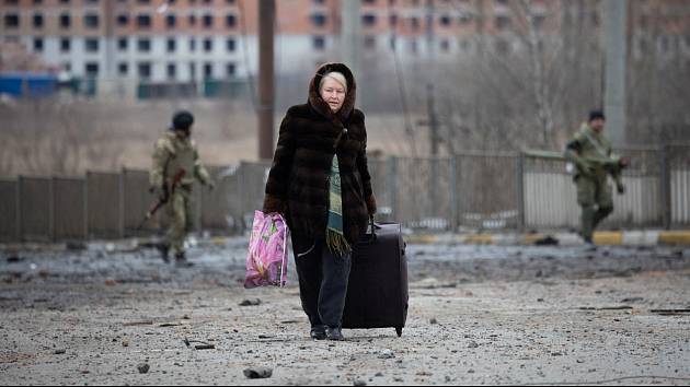 Ukrajinská žena prchá před válkou. 