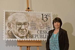Dcera Nicholase Wintona Barbara Wintonová převzala 15. září 2015 v Praze příležitostnou poštovní známku s portrétem jejího otce, kterou Česká pošta vydala jako poctu jeho hrdinskému činu
