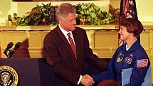 Pilotka a astronautka Eileen Collinsová se stala první pilotkou raketoplánu v dějinách. Na snímku je s prezidentem Billem Clintonem v roce 1998.