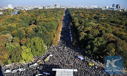 Fotografie z berlínské demonstrace proti krajně pravicovému populismu, uspořádané v říjnu 2018