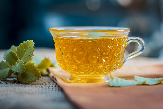 Z byliny si snadno připravíte i léčivý čaj. Působí proti rýmě i nachlazení či bolesti v krku.
