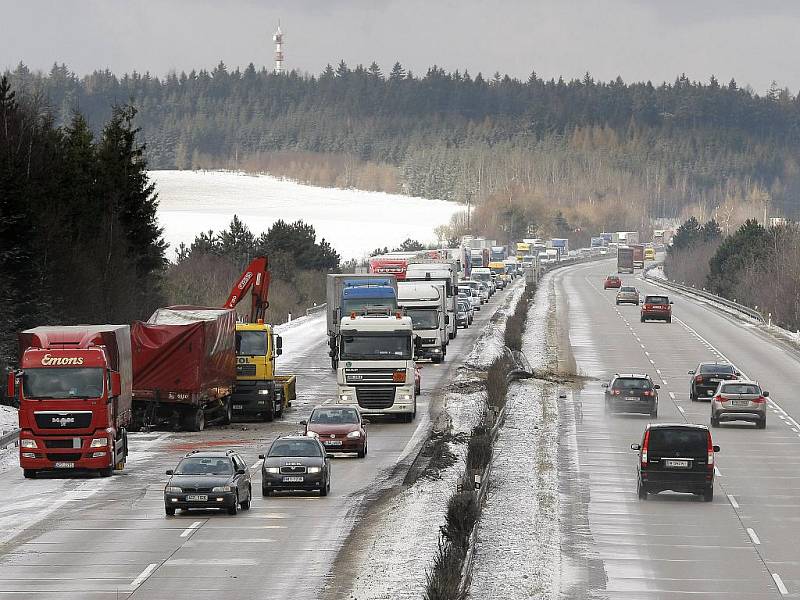 Na 108. km dálnice D1 ve směru na Brno se v ranních hodinách stala hromadná dopravní nehoda nákladních i osobních vozidel. Ještě kolem desáté hodiny ráno byla kolona vozidel dlouhá několik kilometrů. Levý jízdní pruh byl však již průjezdný.