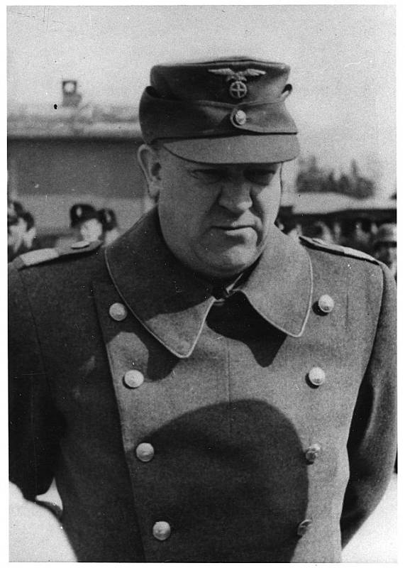 Vidun Quisling ve vojenské uniformě s nacistickými insigniemi
