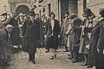 Prezident Tomáš Garrigue Masaryk a jeho dcera Alice jdou v roce 1929 k volbám (Pestrý týden 1929)