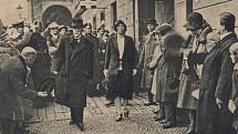 Prezident Tomáš Garrigue Masaryk a jeho dcera Alice jdou v roce 1929 k volbám (Pestrý týden 1929)