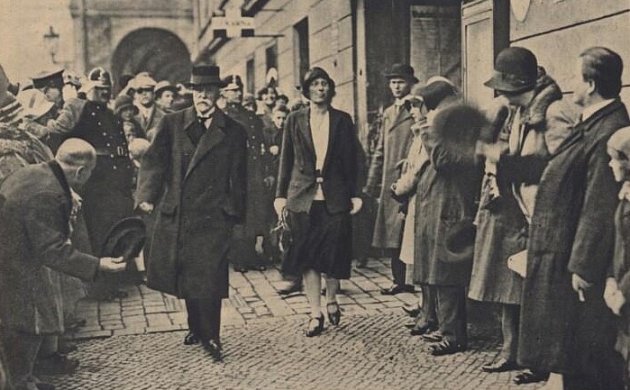 Prezident Tomáš Garrigue Masaryk a jeho dcera Alice jdou v roce 1929 k volbám (Pestrý týden 1929)