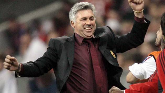 Carlo Ancelotti slaví postup AC Milán do semifinále Ligy mistrů.