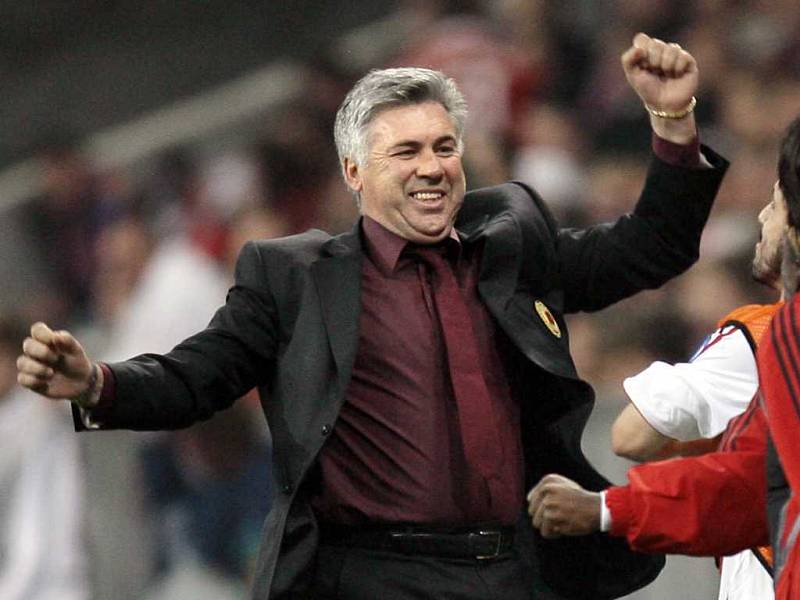 Carlo Ancelotti slaví postup AC Milán do semifinále Ligy mistrů.