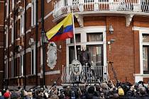 Julian Assange na ekvádorské ambasádě v londýnském Knightsbridge.