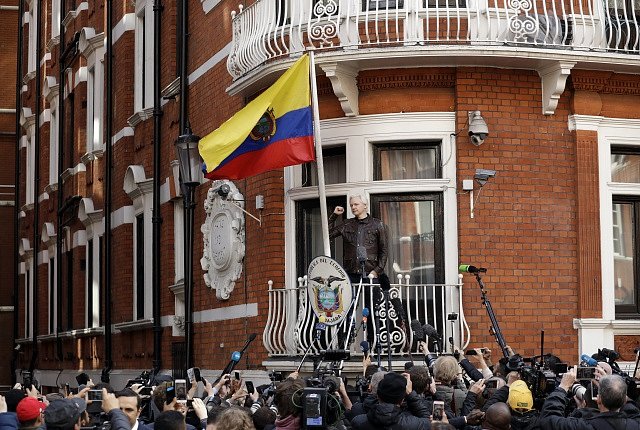 Julian Assange na ekvádorské ambasádě v londýnském Knightsbridge.