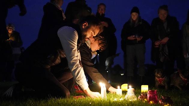 Lidé zapalují svíčky u kostela v Leigh-on-Sea na východ od Londýna, kde byl smrtelně pobodán britský konzervativní poslanec David Amess
