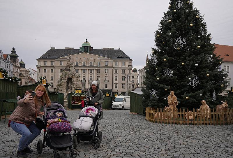 Příprava stánkařů na adventní trhy v Brně. Zvlášť někteří řemeslní výrobci letos zvažovali, zda se jim předvánoční prodeje v centru kvůli obecně vyšším nákladům vůbec vyplatí