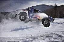 Red Bull Frozen Rush je zajímavý závod. Řidiči v přemotorovaných offroadech během něj zápasí se sjezdovkou.